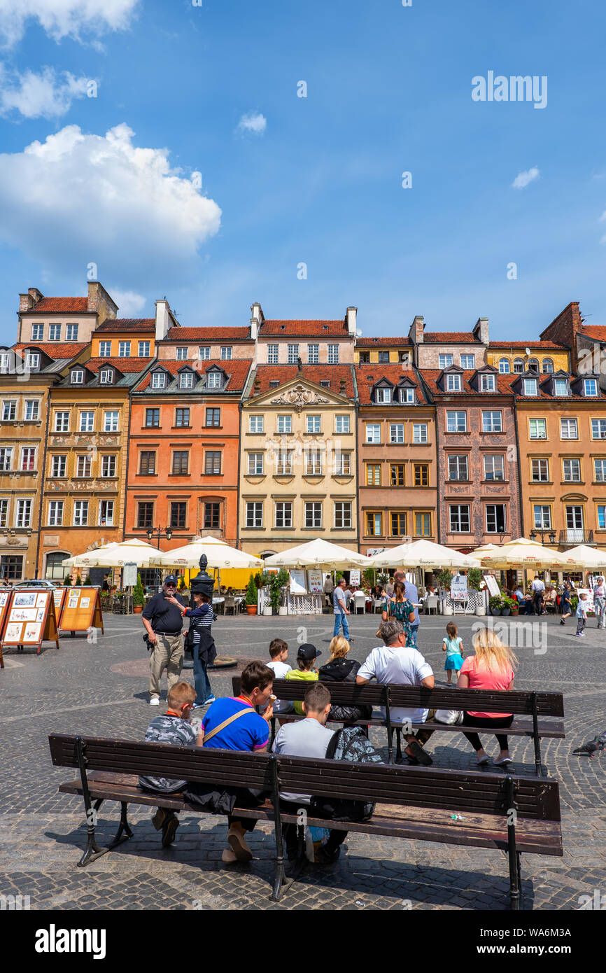 Warschau, Polen - 25. Mai 2019: Touristen am Marktplatz in der Altstadt, die Reihe der historischen Wohnhäusern, UNESCO-Weltkulturerbe entspannen Stockfoto