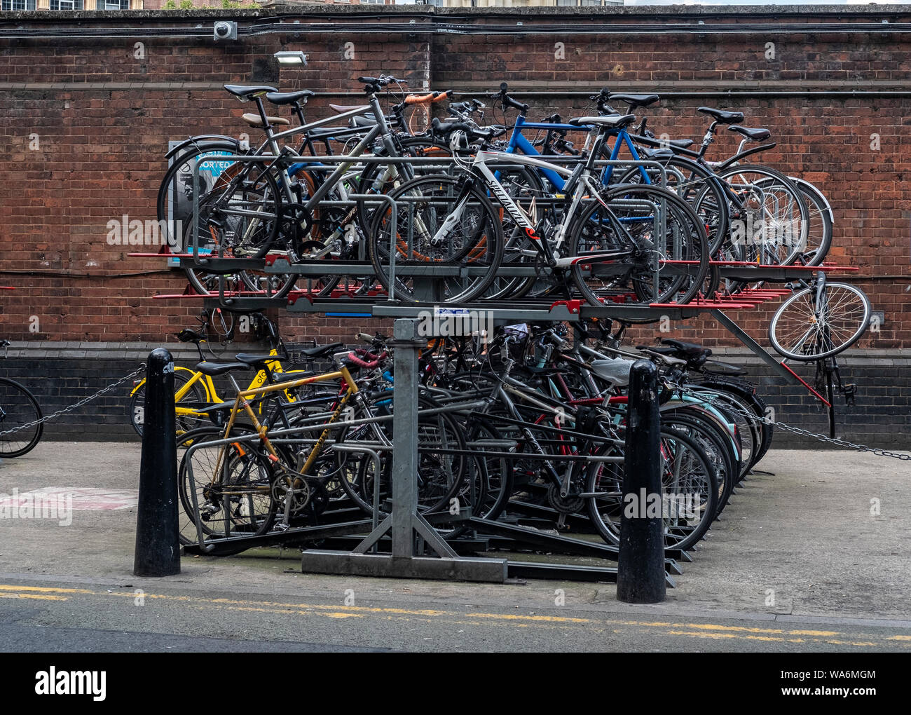 Fahrradträger voller Fahrräder an der Zyklus in der Waterloo Station, London, Vereinigtes Königreich Stockfoto