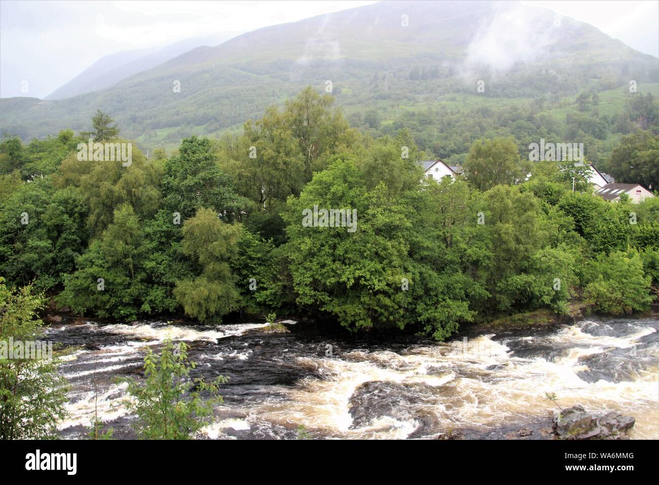 Der fluß Leven, in der Ortschaft Kinlochleven, gelegen am östlichen Ende des Loch Leven. Glencoe Nature Reserve, Highlands von Schottland, Großbritannien, Europa. Stockfoto
