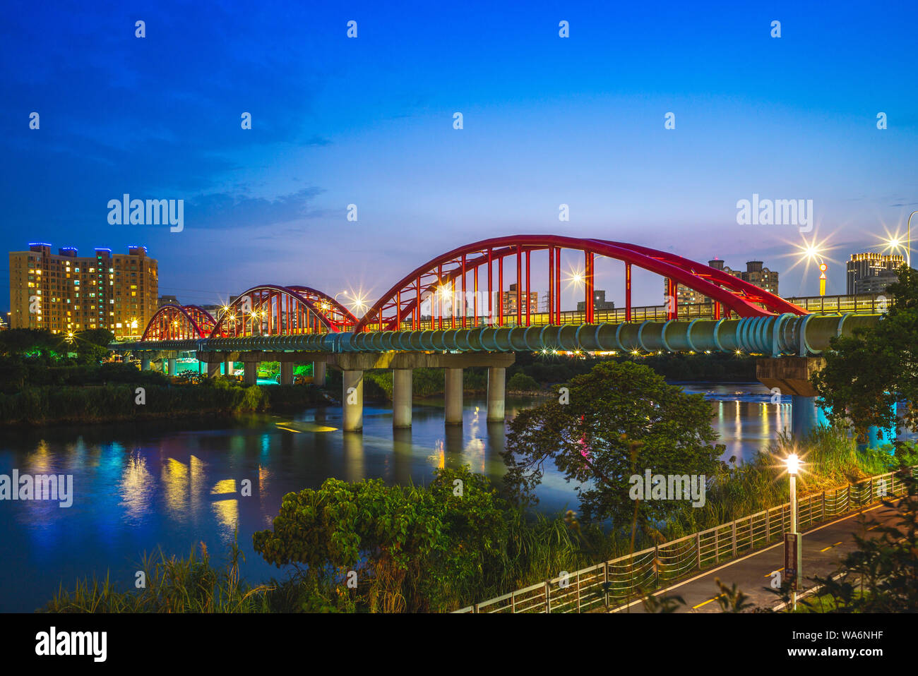 Die Brücke über den Fluss in Taipei, Taiwan Stockfoto