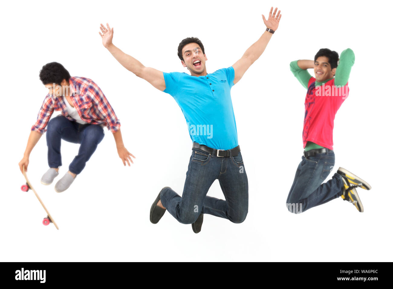 Junge Männer springen in der Luft Stockfoto