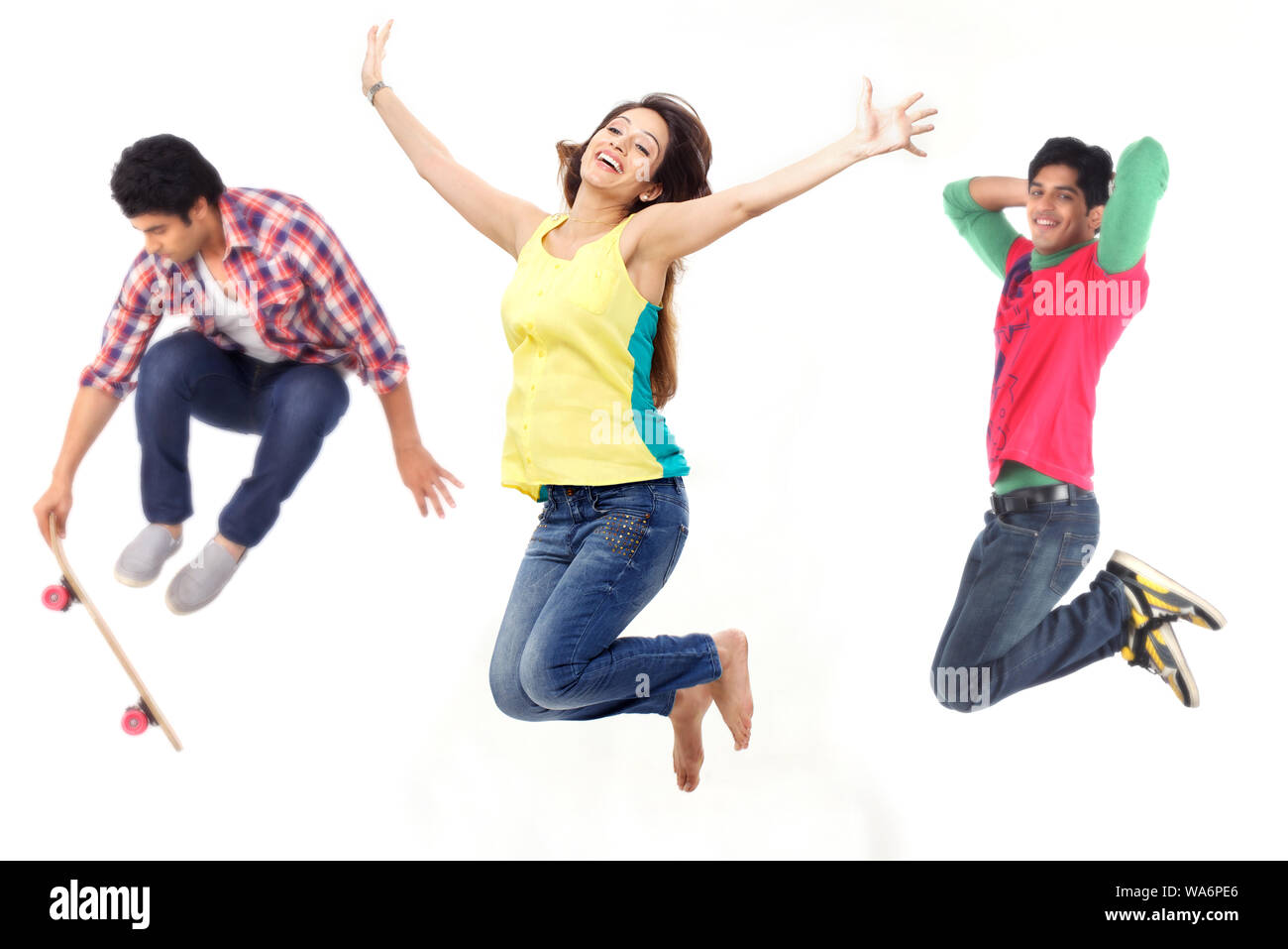Eine Gruppe von Freunden, die mitten in der Luft springen Stockfoto