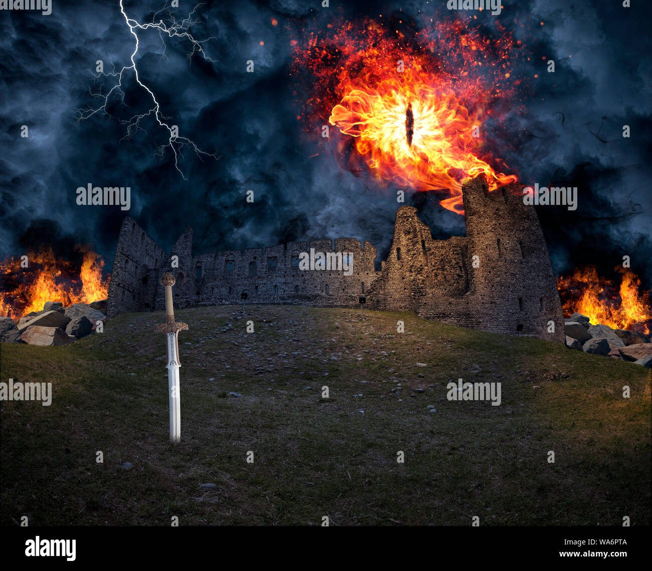 Fantasy Artwork, eine Burg auf Feuer in einer stürmischen Nacht Ruine, Ritter Schwert sichtbar ist Kleben am Boden Stockfoto