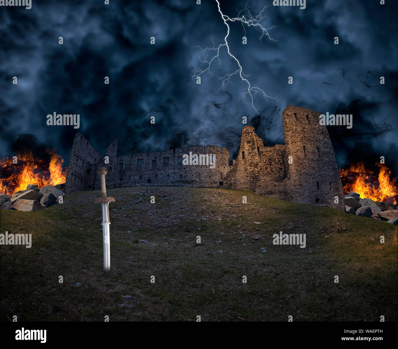 Fantasy Artwork, eine Burg auf Feuer in einer stürmischen Nacht Ruine, Ritter Schwert sichtbar ist Kleben am Boden Stockfoto