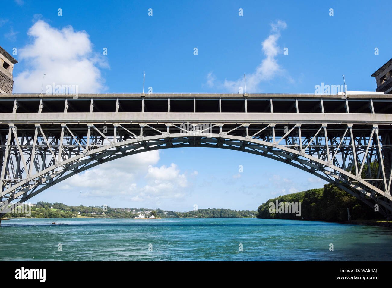 Blick durch Pont Britannia Bridge arch Spanning turbulenten Gewässern im Menai Meerenge vom Festland aus gesehen. Treborth, Bangor, Gwynedd, Wales, Großbritannien, Großbritannien Stockfoto