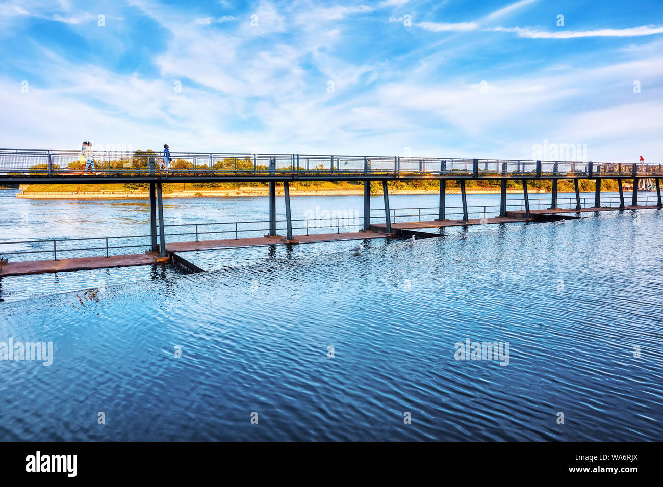 Frauen gehen auf der Brücke über den Sankt-Lorenz-Strom in Montreal, Quebec, Kanada. Stockfoto