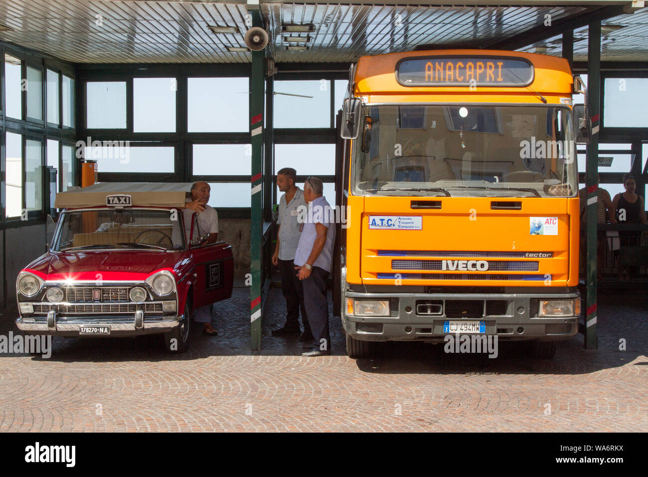 Ein Taxistand und eine Bushaltestelle für die Passagiere auf der Insel Capri, Italien warten Stockfoto