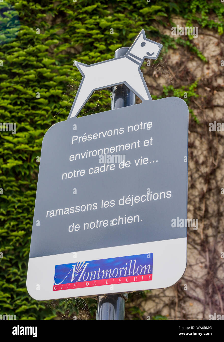 Hinweis für Hundebesitzer über Verschmutzung Wanderwege - Montmorillon, Frankreich. Stockfoto