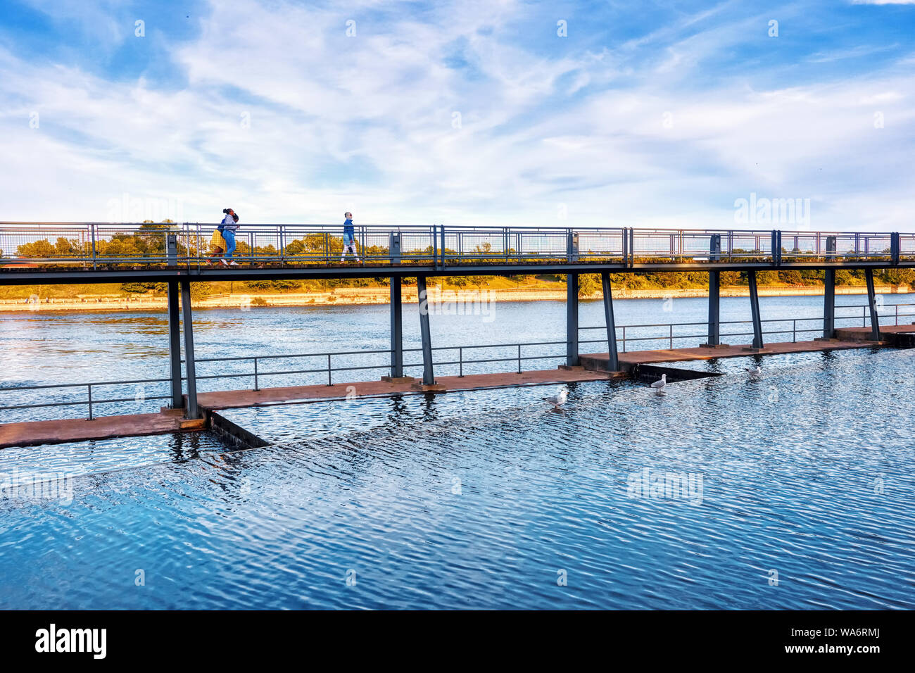Frauen gehen auf der Brücke über den Sankt-Lorenz-Strom in Montreal, Quebec, Kanada. Stockfoto