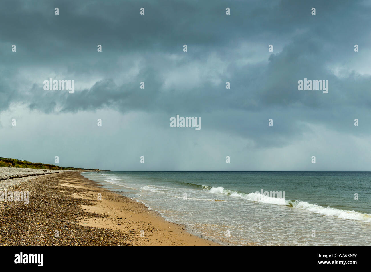 FINDHORN Strand Küste von Moray in Schottland SCHWERE REGENWOLKEN TREIBEN AUF DEN STRAND UND DAS MEER Stockfoto