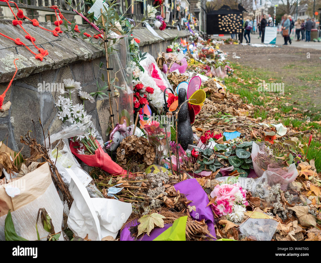 Die Moschee schießen Memorial in Christchurch, Neuseeland, außerhalb der botanischen Gärten. Die Blumen und Tribute verblassen mit der Zeit Stockfoto