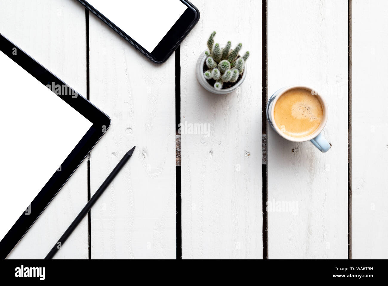 Büro Objekte, Geräte mit leeren Bildschirmen. Weißer Bildschirm auf Smartphone und Tablet auf hölzernen Tisch Stockfoto