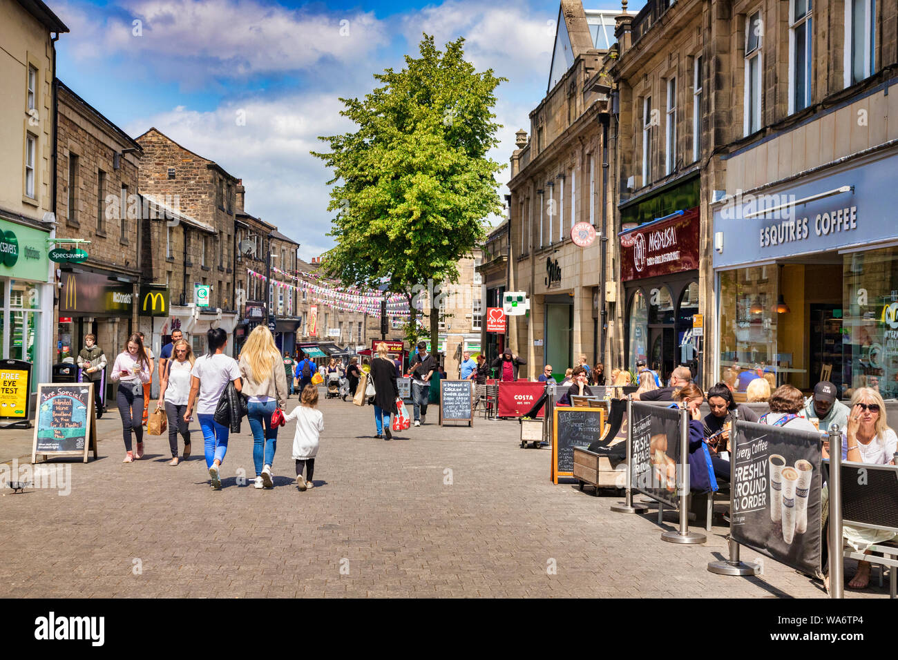 12 Juli 2019: Lancaster, UK - Eine anstrengenden Tag in Cheapside, der Haupteinkaufsstraße von der historischen Stadt, an einem sonnigen Tag, mit Shoppen und Stockfoto