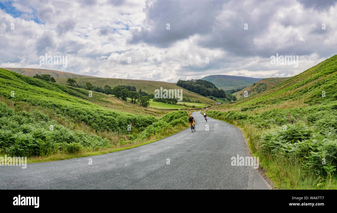 13. Juli 2019: Wald von Bowland, Lancashire, UK-Radfahrer, der aus dem Trog von Bowland, ein Pass in den Wald von Bowland Bereich der Lancashire, Stockfoto