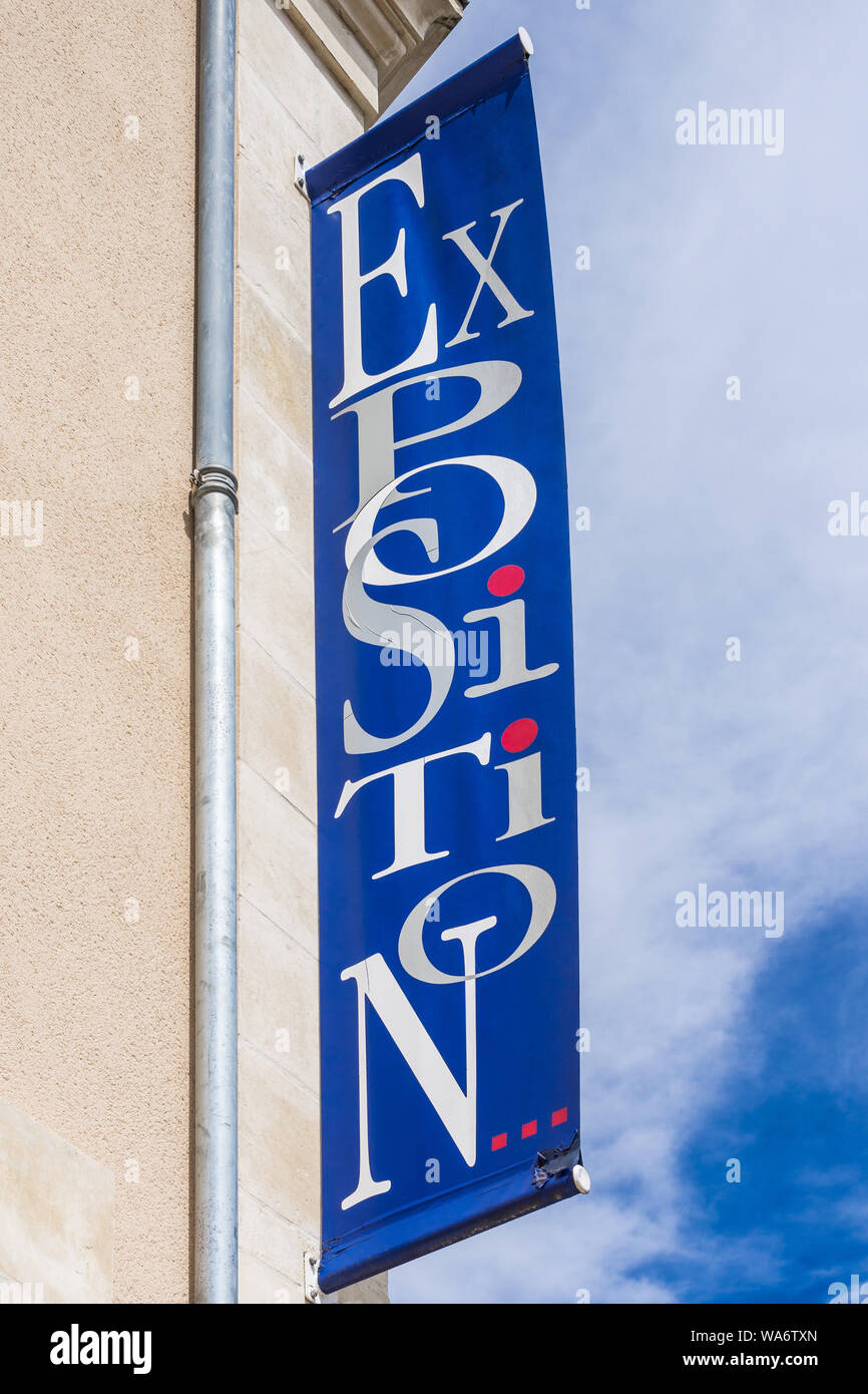 "Ausstellung" Ausstellung banner außerhalb Art Gallery, Montmorillon, Vienne, Frankreich. Stockfoto
