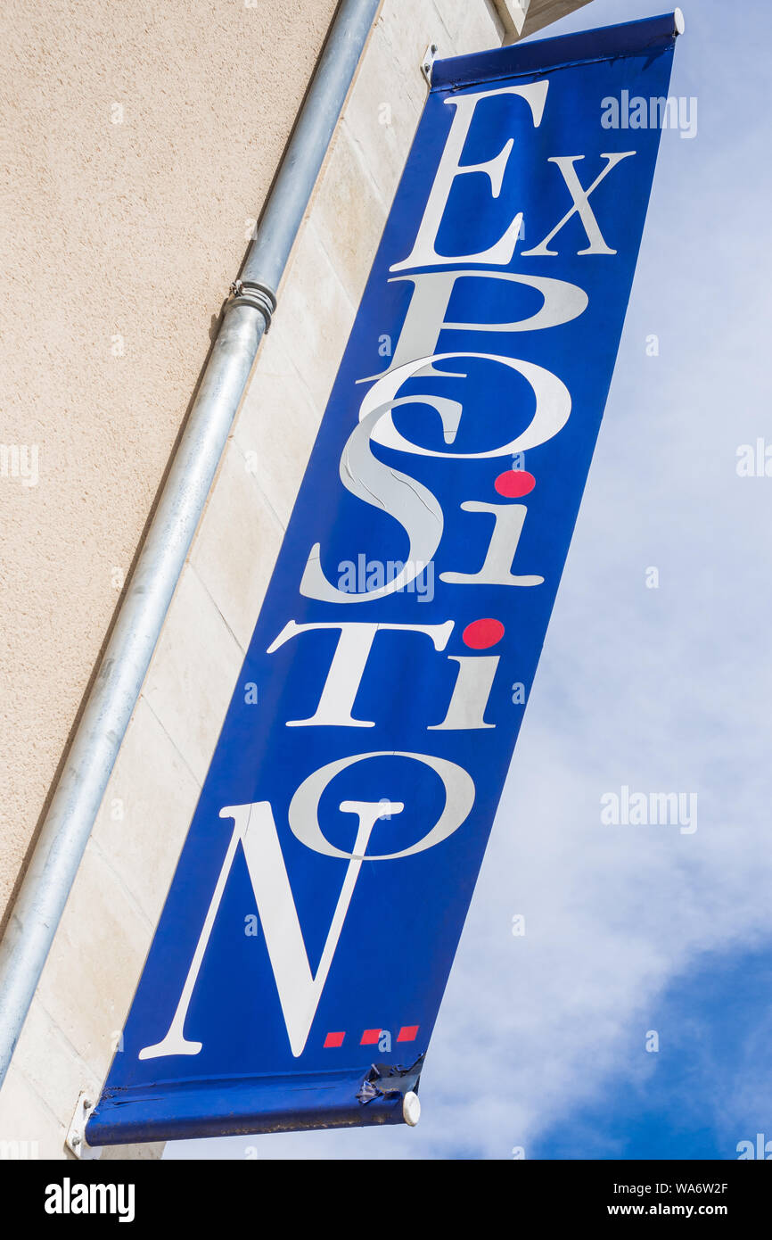 "Ausstellung" Ausstellung banner außerhalb Art Gallery, Montmorillon, Vienne, Frankreich. Stockfoto
