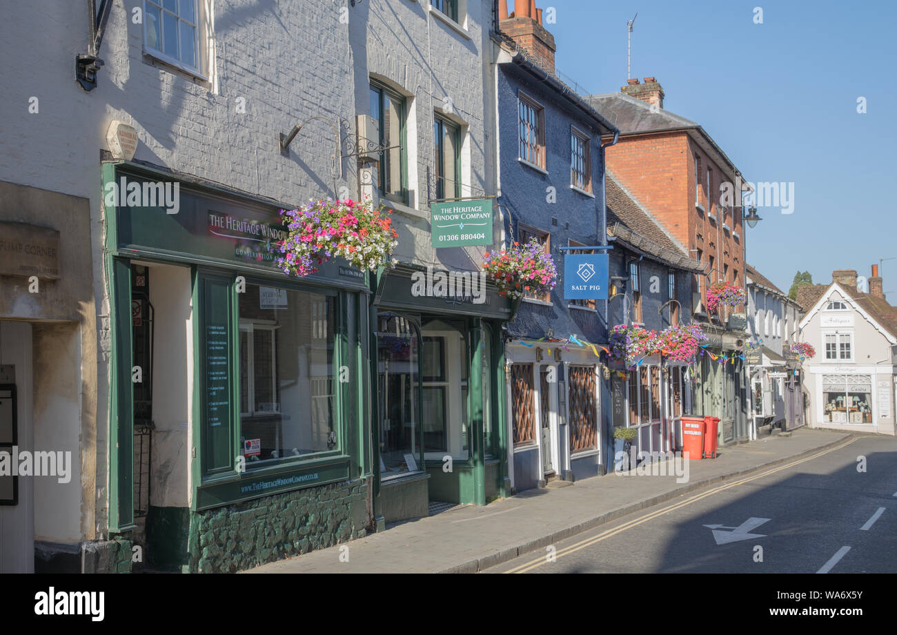 Kleine Geschäfte und hängende Körbe in Dorking surrey Stockfoto