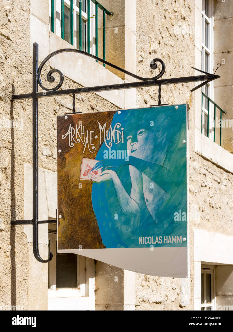 "Arkhae Mundi' Zeichen oben Artist's Studio shop, Rue De Montebello, Montmorillon, Vienne, Frankreich. Stockfoto