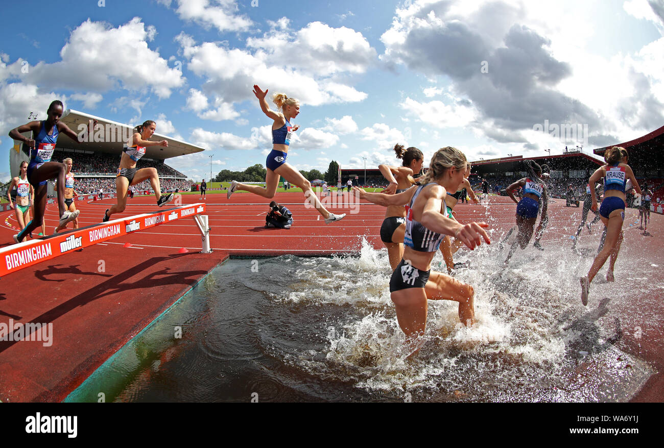 Wettbewerber klar das Wasser springen im 3000m Hindernislauf der Frauen während der Muller Grand Prix Birmingham im Alexander Stadium, Birmingham. Stockfoto