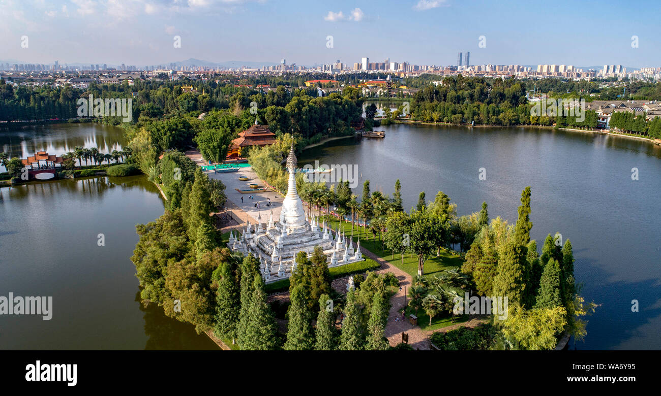 (190818) - Kunming, Aug 18, 2019 (Xinhua) - Luftaufnahme auf 15 August, 2019 zeigt eine Ansicht der Yunnan ethnischen Kultur Dorf in Kunming, Provinz Yunnan im Südwesten Chinas. Als Hauptstadt der Provinz Yunnan, Kunming ist nicht nur eine Verkehrs- und Informationsdrehscheibe, sondern auch ein regionales Zentrum für politische, wirtschaftliche, kulturelle, pädagogische, wissenschaftliche Forschung und soziale Dienste. Milden Klimas der Stadt ermöglichen, frischen Blumen und üppigem Grün das ganze Jahr über wachsen, machen ihn zu einem angenehmen Ort zu besuchen und im Leben. (Xinhua / Qin Qing) Stockfoto