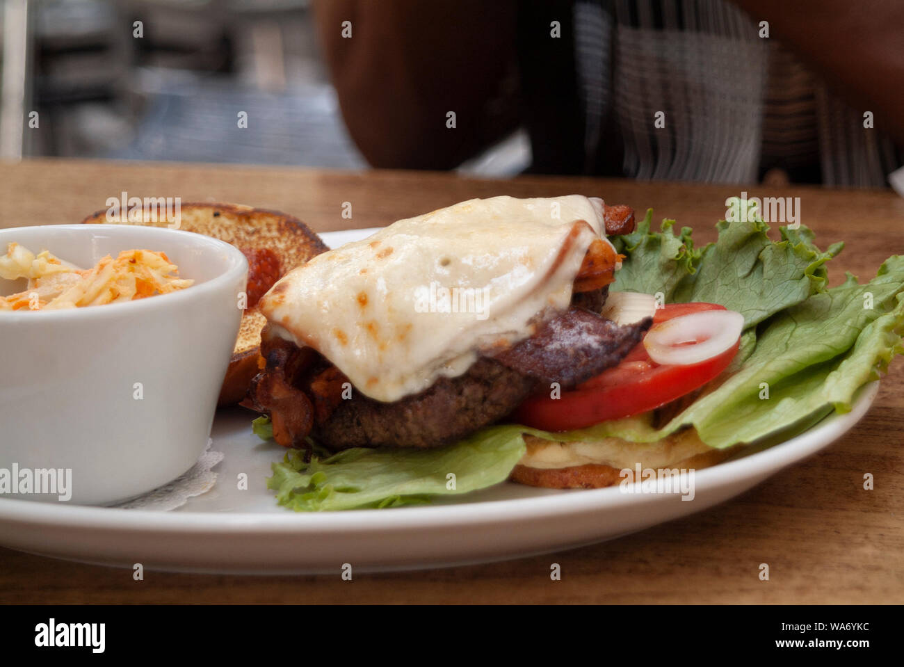 KING BEEF: Ein Gourmet-Cheeseburger mit Speck und einem seltenen Rettich wird in einem Restaurant in Savannah, Georgia, zum Mittagessen serviert. Stockfoto