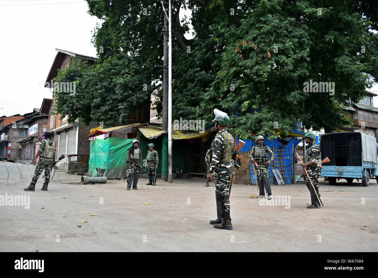 Paramilitärische troopers stand auf der Hut während der Ausgangssperre in Srinagar. strengen Sperrstunde und insgesamt die Kommunikation Blackout in Kaschmir valley Nach der Entscheidung durch die zentrale Regierung, Artikel 370 Die besondere Status in Jammu und Kaschmir Zuschüsse zu verschrotten. Stockfoto