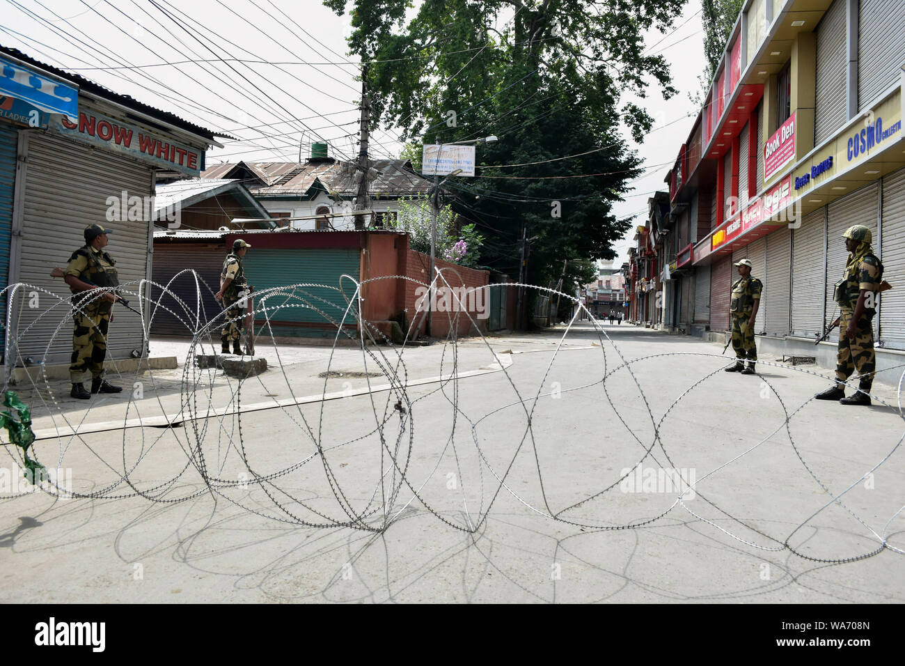 Paramilitärische troopers stand auf der Hut während der Ausgangssperre in Srinagar. strengen Sperrstunde und insgesamt die Kommunikation Blackout in Kaschmir valley Nach der Entscheidung durch die zentrale Regierung, Artikel 370 Die besondere Status in Jammu und Kaschmir Zuschüsse zu verschrotten. Stockfoto