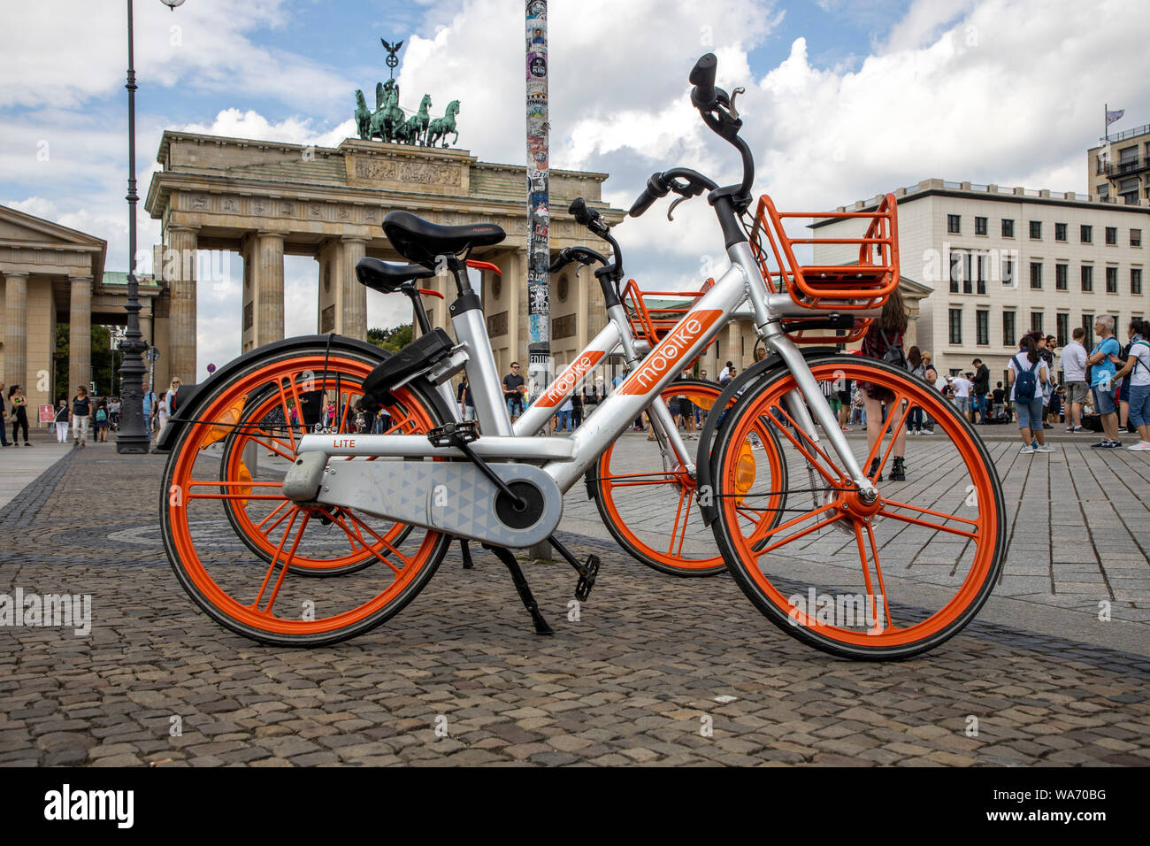 Vermietung Fahrrad, vom Anbieter Mobike, vor dem Brandenburger Tor, Berlin  Stockfotografie - Alamy