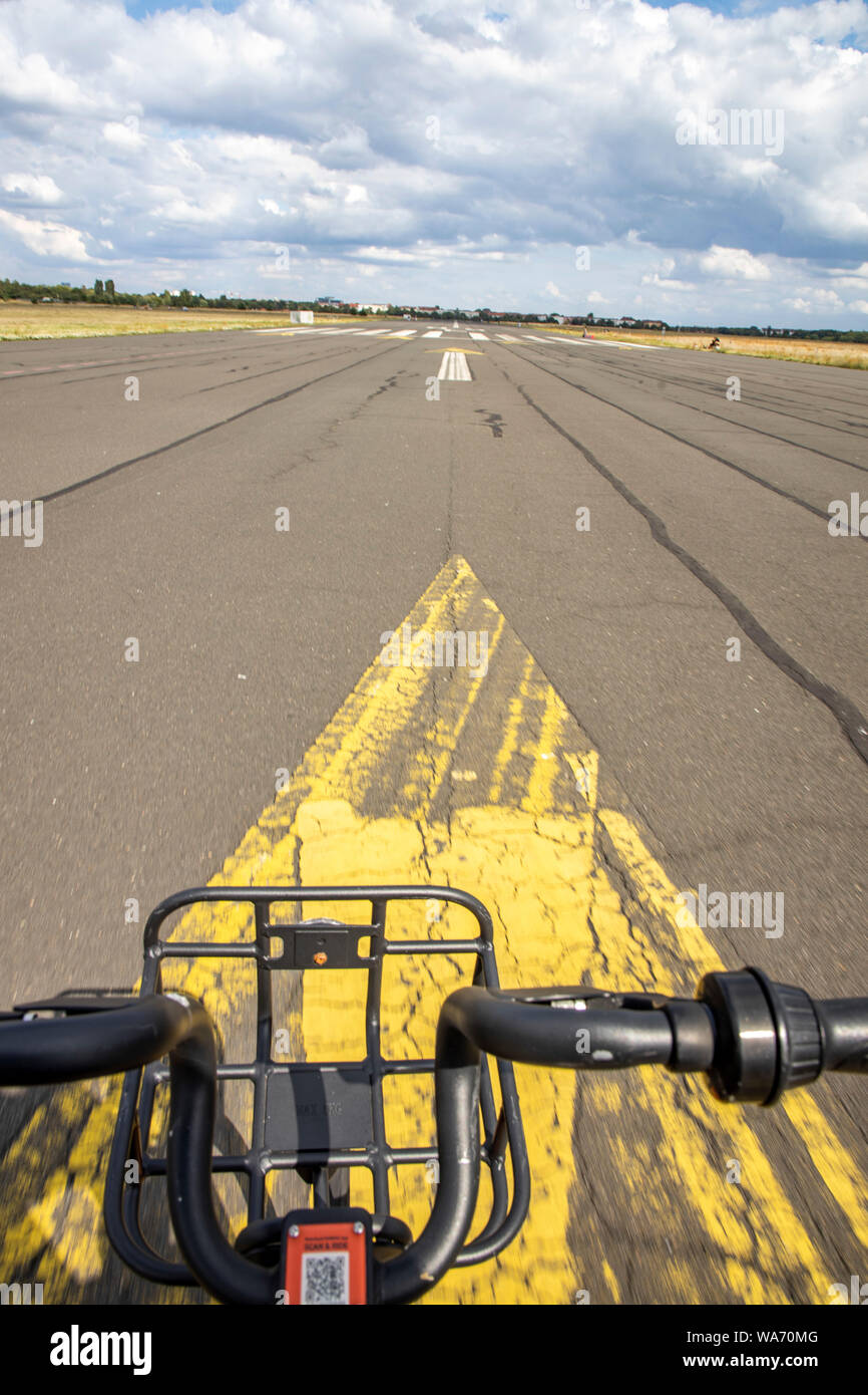 Ein Fahrrad über dem Tempelhofer Feld, dem ehemaligen Flugplatzes Tempelhof, Berlin fahren, Stockfoto