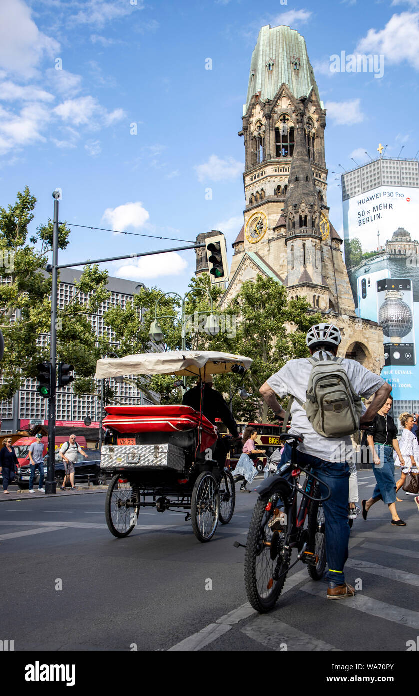 Radfahrer, Fahrrad Rikscha auf der KurfŸrstendamm, Kaiser Wilhelm Gedächtniskirche, Berlin, Stockfoto