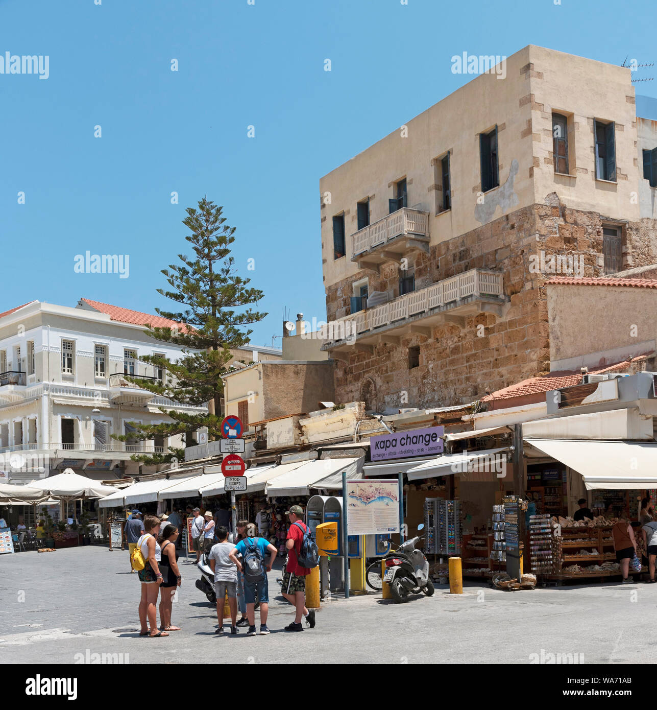 Chania, Kreta, Griechenland. Juni 2019. Touristen mischen sich mit Einheimischen in Chania Altstadt. Stockfoto