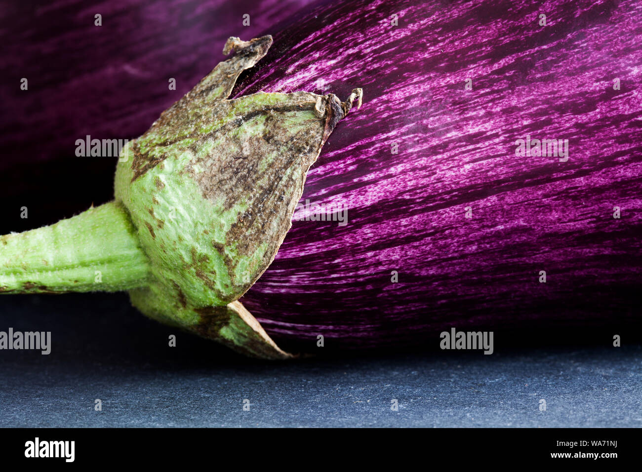 Violett aubergine Makro-ansicht muster textur Reif. Schöne Bio-lebensmittel bunten Hintergrund. Stockfoto