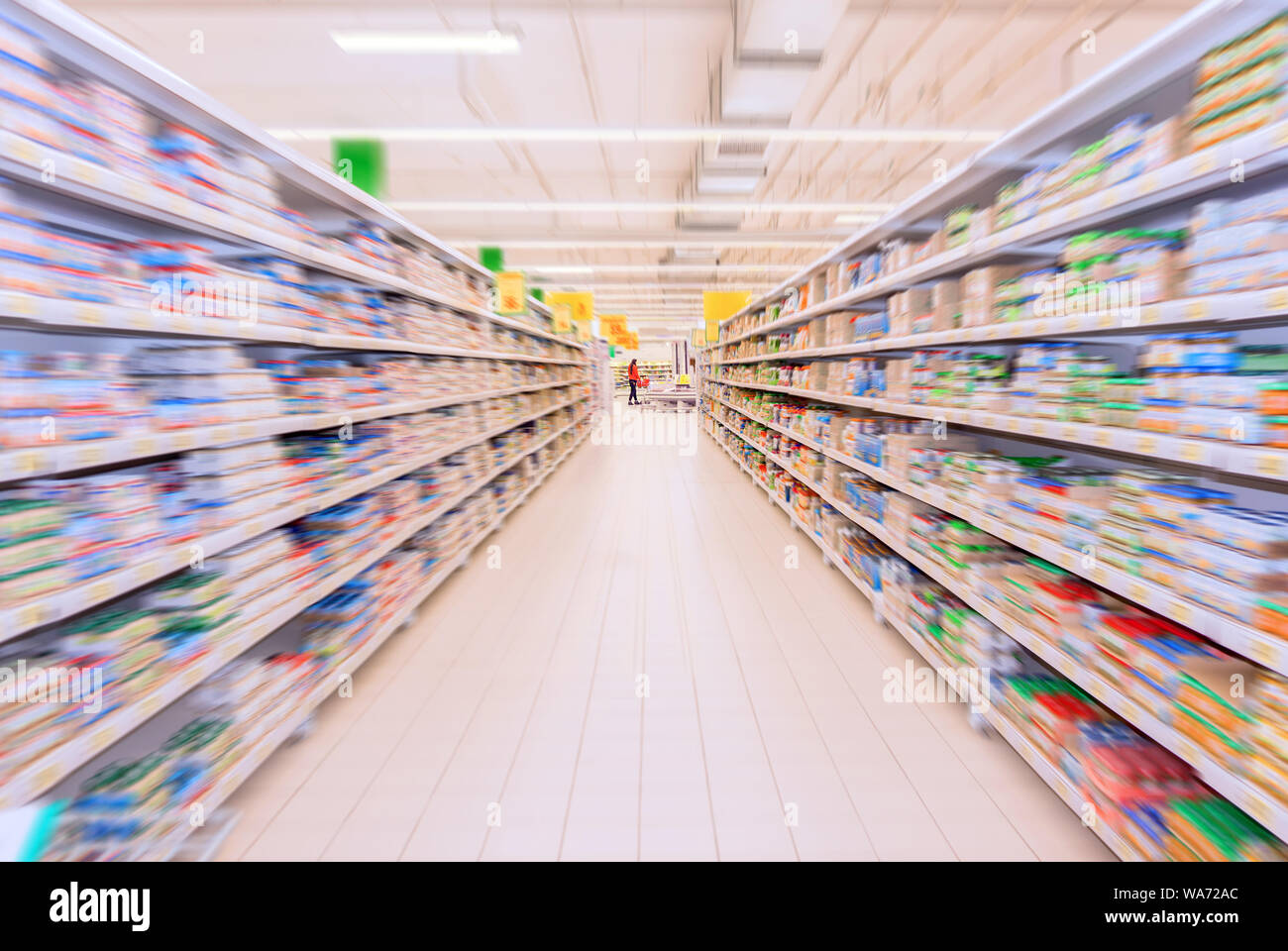 Lebensmittelgeschäft Innenraum, Regale mit Kästen und Töpfen in radialer Weichzeichner Stockfoto