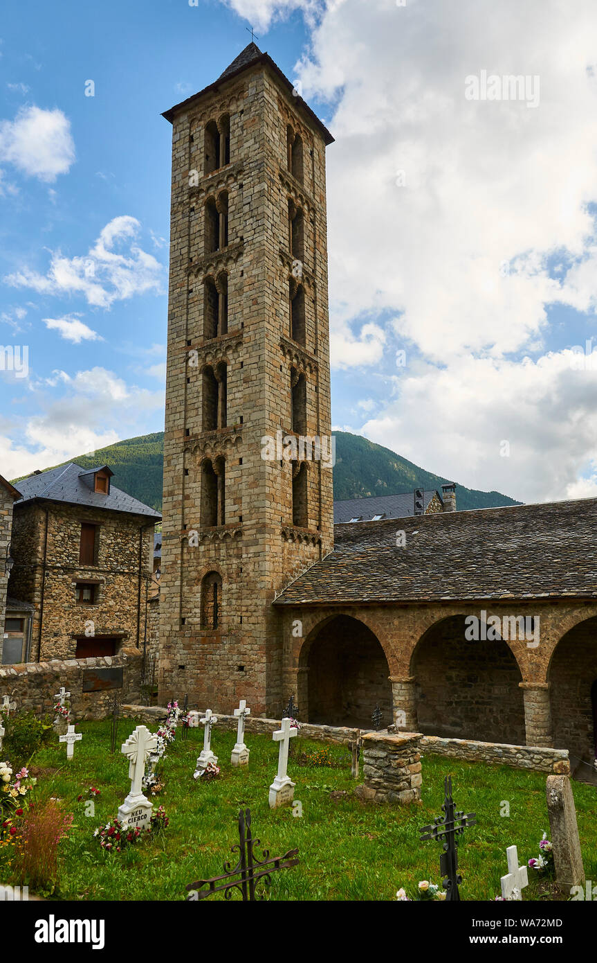 Santa Eulàlia d'Erill la Vall Turm und Friedhof, eine katalanische Romanische Kirchen des Vall de Boí (Erill la Vall, Bohí, Lleida, Pyrenäen, Spanien) Stockfoto
