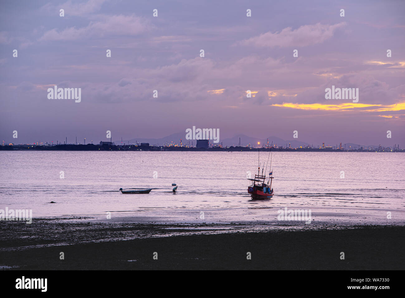 Szene von Meer mit Booten in den bewölkten Morgen ohne Sonnenaufgang leuchtend Stockfoto