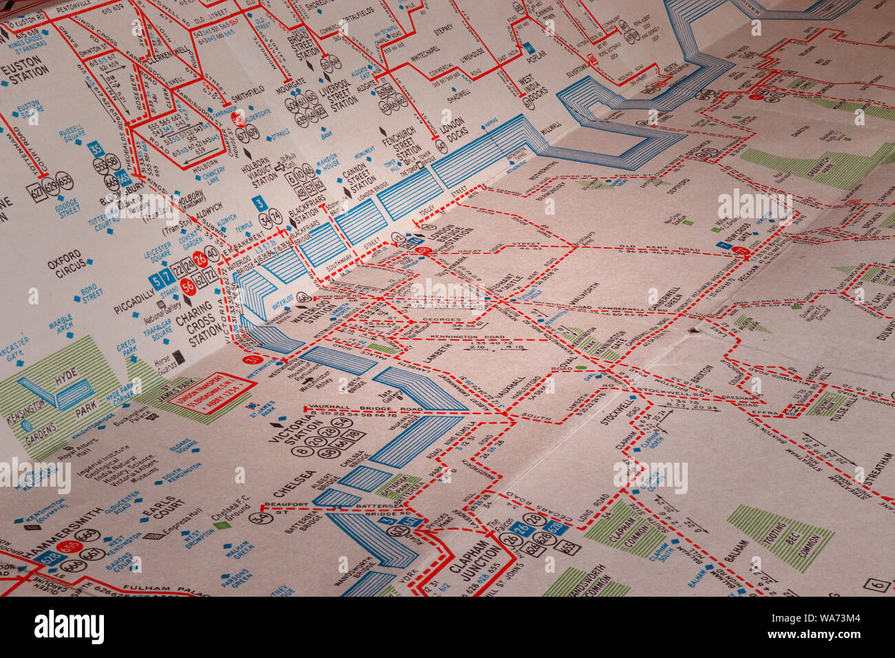 1949 London Transport Oberleitungsbusse und Straßenbahnen Route Karte aus einem schrägen Winkel betrachtet Stockfoto