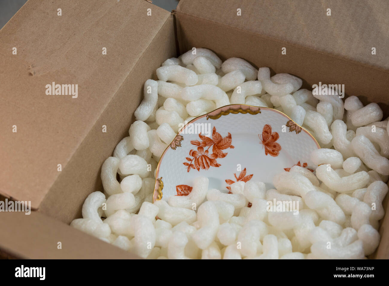 Herend Porzellan Platte ist sicher in Box mit Styropor Erdnüsse verpackt Stockfoto