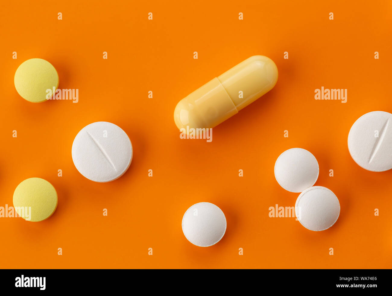 Verschiedene Tabletten und Kapseln mit Antibiotika auf einem orangefarbenen  Hintergrund Stockfotografie - Alamy