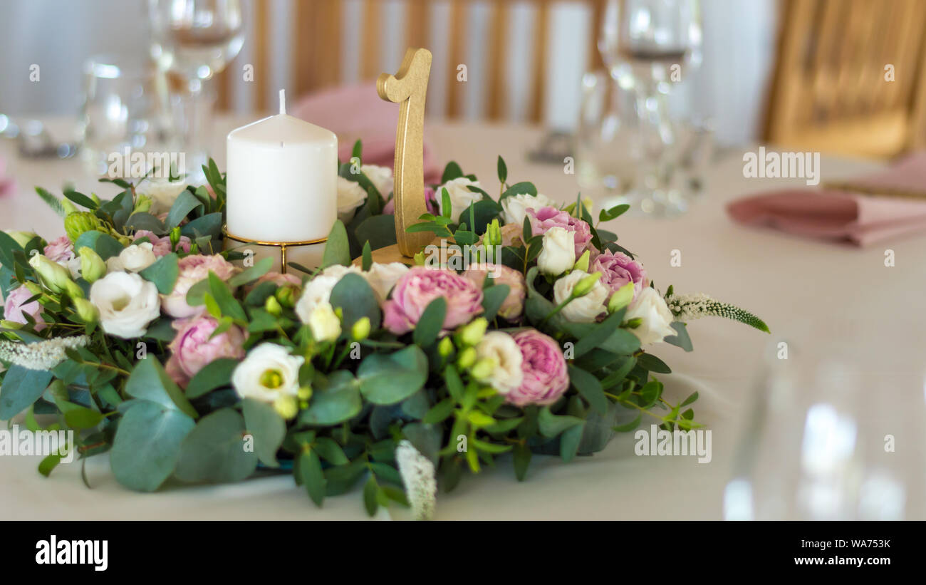 Hochzeit Tischdekoration mit Blumen, Kerzen und Zahlen Stockfoto