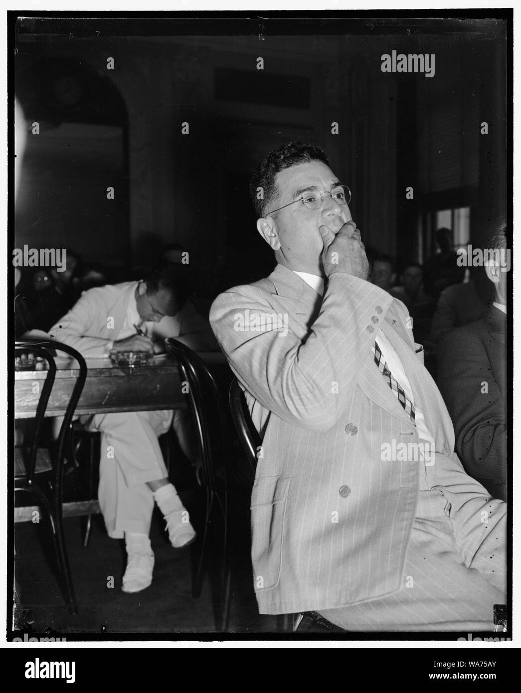 $ 1000 auf Jack Smith. Washington, D.C., Aug. 1. Die vor dem Senat Ausschuss für bürgerliche Freiheiten, Justiz und Inneres heute, James S. Torbic, Industrielle Beziehungen Leiter für die Newton Stahlwerk an der Monroe, Mich., erklärte ein $ 1000 Los auf dem Konto belastet, für besondere Aufwendungen und liefert im September 1937 gezahlt. Er sagte, daß er den Betrag auf ein individuell auf ihn, wie Jack Smith, der ihn mit Informationen über die Aktion der Union zur Verfügung gestellt hatte, bekannte gezeigt. Sie alle werden ein Lachen aus diesem Torbic zu erhalten. Ich denke, dieser Mann versuchte, mich zu erpressen und tat, 8/1/38 Stockfoto