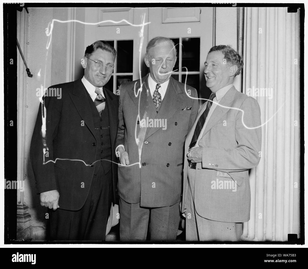 $ 30 jeden Donnerstag Pension Plan, als Präsident politische Lage diskutiert mit Kalifornien Kandidaten. Washington, D.C., Sept. 27. Sheridan Downey, das besiegte Senator William Gibbs McAdoo, und andere Sieger in der jüngsten Kalifornien demokratischen Primär, wurden an das Weiße Haus heute die politische Situation mit Präsident Roosevelt zu diskutieren. Sie gaben zu, dass sie nicht die $ 30 jeden Donnerstag Pension Plan mit dem Chief Executive diskutieren. Im Bild, von links nach rechts: Ellis E. Patterson, benannter Lieut. Gouverneur; Colbert L. Olson, Kandidat für Regler, und Sheridan Downey, Kandidat für die Sen Stockfoto