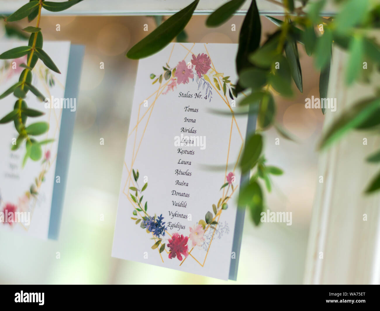 Hochzeit Tisch Diagramm auf Karten zu einem Spiegel und Reflexion der grüne Blätter befestigt Stockfoto