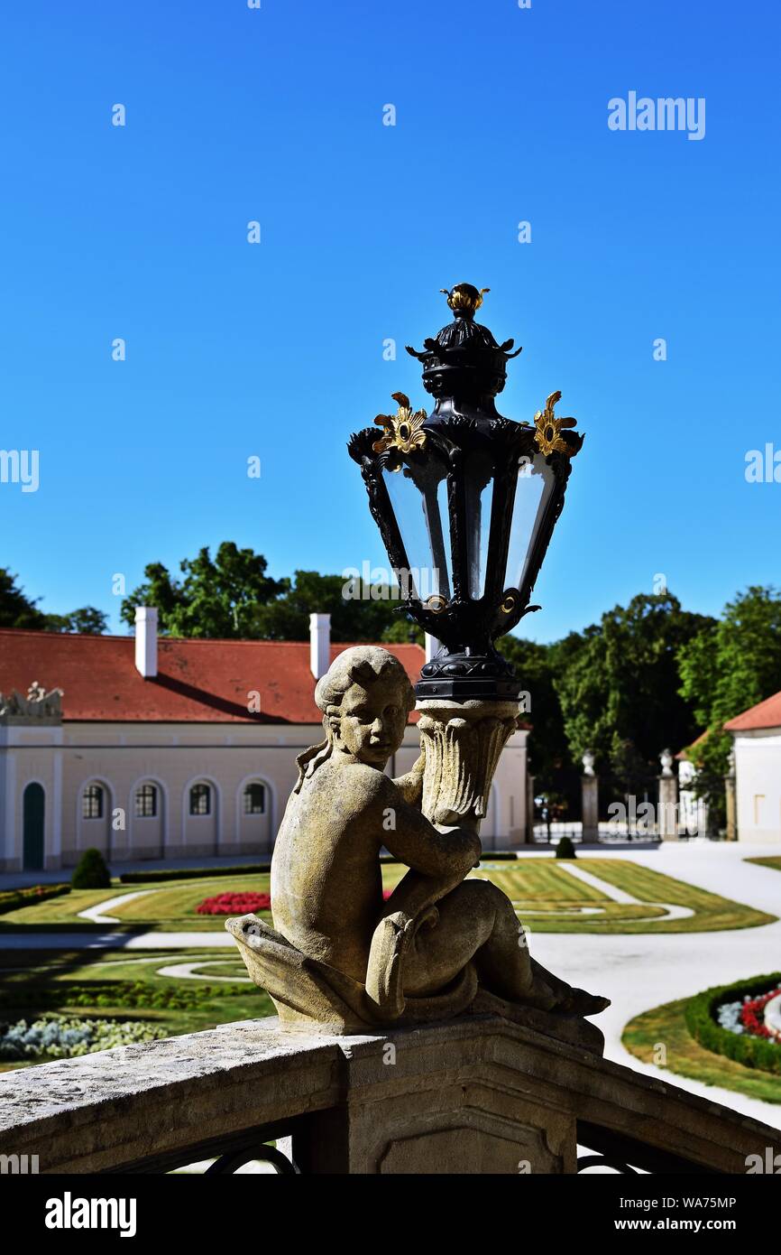 Engel Statue auf den Treppen des Schloss Esterhazy Park, im ländlichen Ungarn Stockfoto