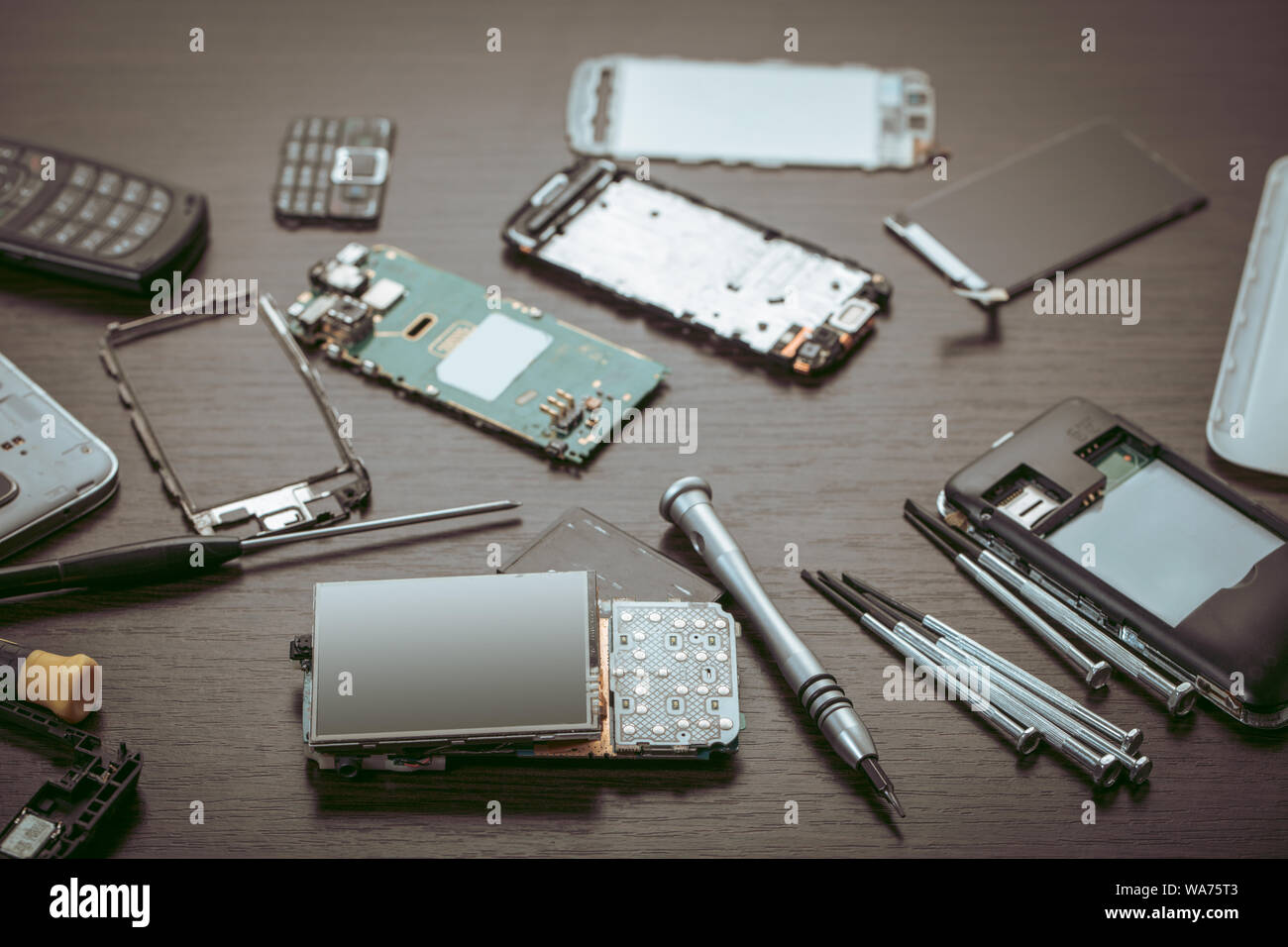 Zerlegt Handy und Tools auf Holz- Hintergrund Stockfoto