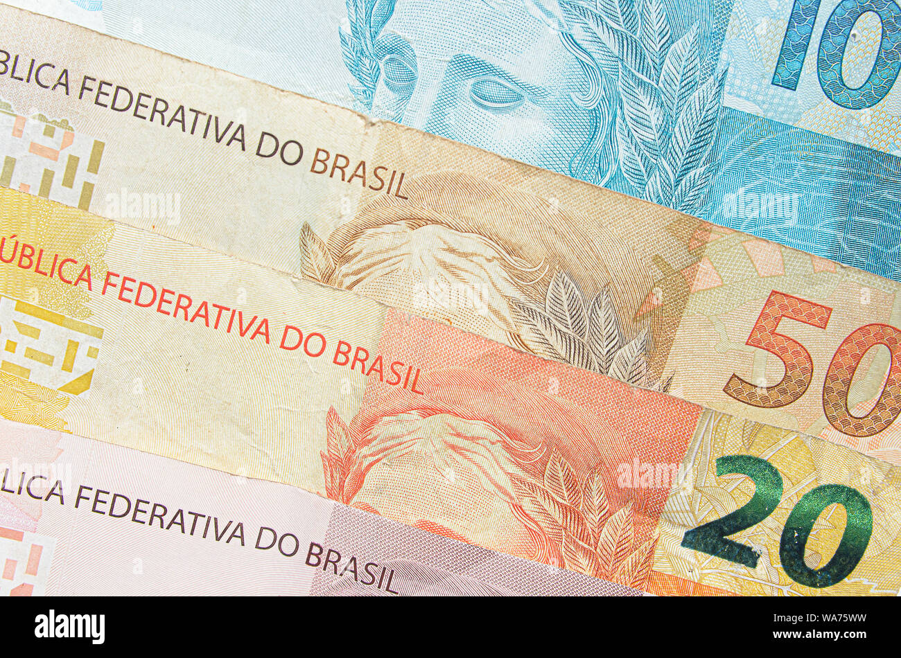 Brasilianischen Real Banknoten Hintergrund. 10, 20, 50, 100 Reais brl. Brasilianische Geld, echten Noten. Makro Foto. Stockfoto