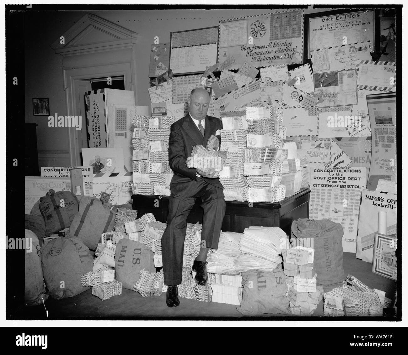 150.000 erste Abdeckungen für PMG. Washington, D.C., am 15. Juni. Postmaster General James A. Farley Inspektion ein Paar der 150.000 Erstflug deckt ihn während der nationalen Luftpost Woche verschickt, 15. Mai, 21. Luftpost Flüge Form viele des postoffices im Land eine Funktion der Luftpost Woche Feier waren, 6/15/38 Stockfoto