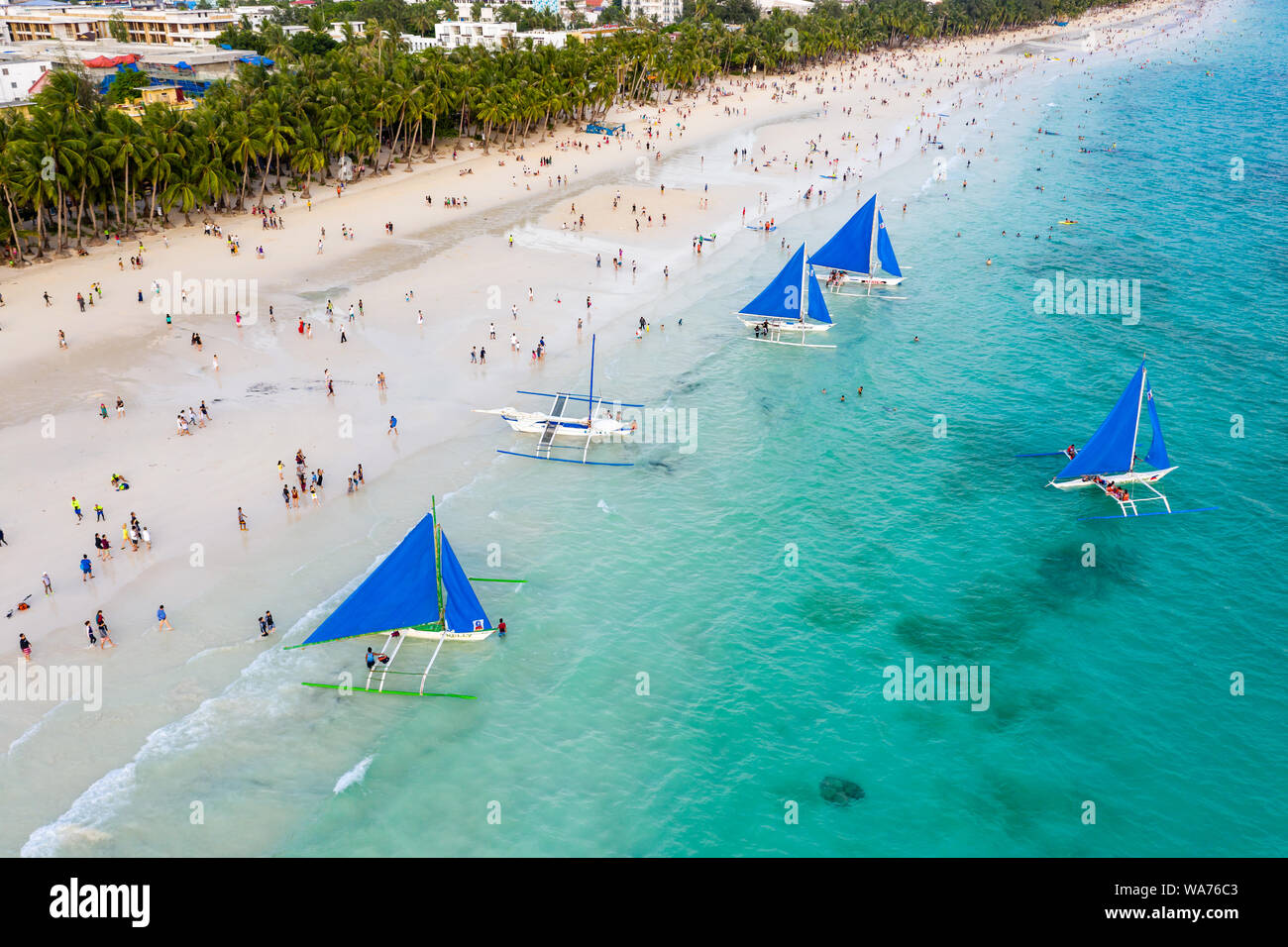 Die Insel Boracay, Philippinen - 18. JUNI 2019: Luftaufnahme der Massen treffen am berühmten Weißen Boracay Island Beach, den Sonnenuntergang zu beobachten. Stockfoto