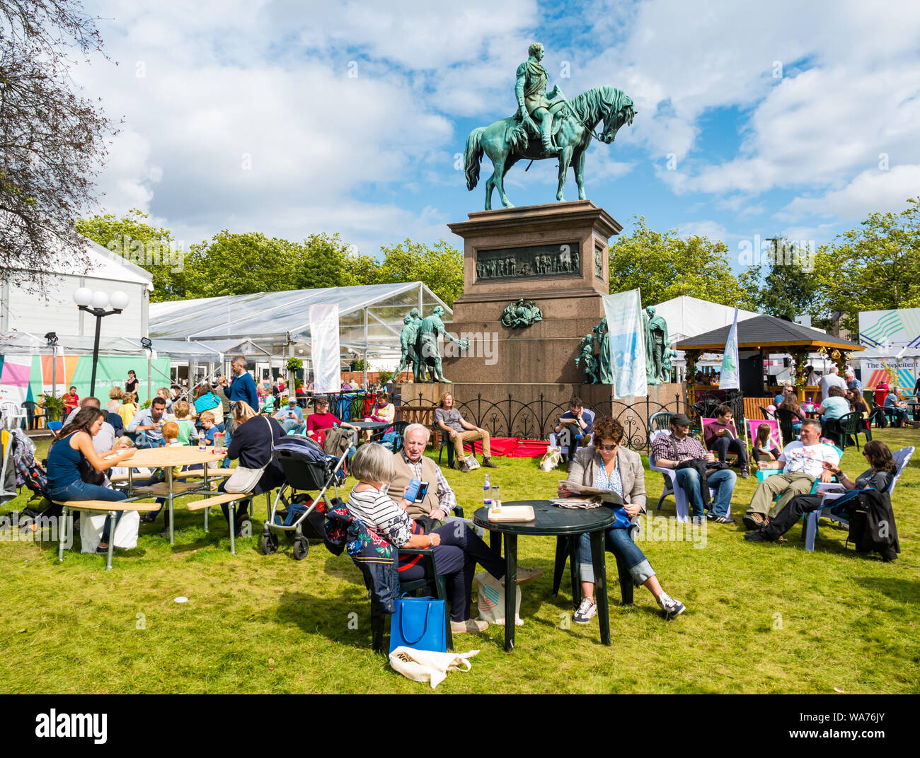 Edinburgh, Schottland, Großbritannien, 18. August 2019. Edinburgh International Book Festival. Die Menschen genießen den Sonnenschein in Charlotte Square Gardens während der Buchmesse Stockfoto