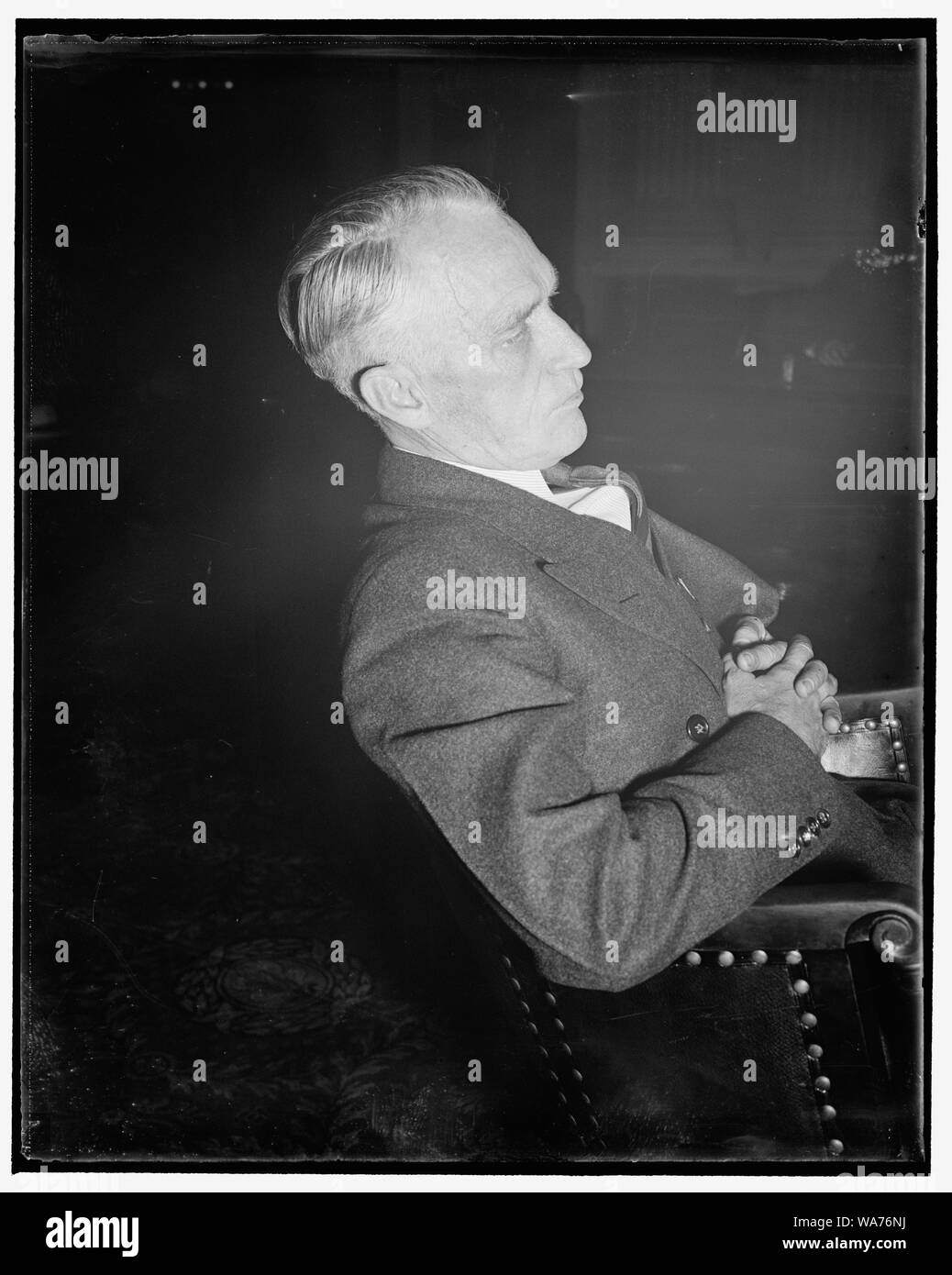 60 Prozent der Akron, O. in der Bevölkerung jetzt auf Entlastung, stirbt Ausschuss gesagt. Washington, D.C., November 15. Heute Zeugen vor dem Untersuchungsausschuss Un-American Activities, C. Nelson Funken, Akron, O., ehemaliger Bürgermeister und Vorsitzender des Ausschusses für Recht und Ordnung Liga während der Gummi Streik 1936, erklärte, dass 60 Prozent der Bevölkerung der Stadt lebt jetzt auf Regierung oder staatliche Entlastung Kontrollen seit Gummi Firmen ihre Aktivitäten nach einer Welle von Streiks, die Dezentrale Stockfoto