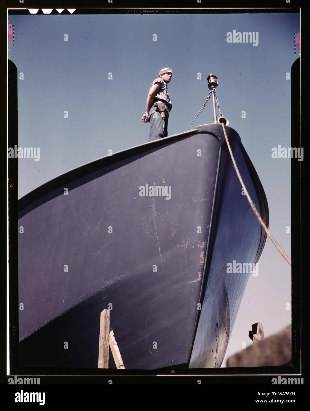 Der Küstenwache Sentry steht Wache über eine neue Torpedoboot im Bau an einem südlichen Werft. Neben Holz- torpedoboote, den Hof macht auch viele Stahl Boote für die Marine. Higgins Industries, Inc., New Orleans, La. Stockfoto